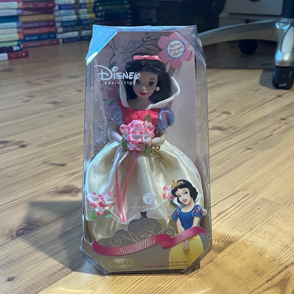 Dinner brass key keepsakes Snow White spring bouquet collection NIB